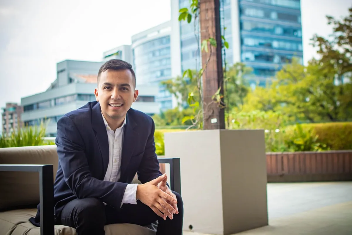 Jonathan Amaya López, consultor de marketing digital con IA y estratega de BrainNova, en Medellín